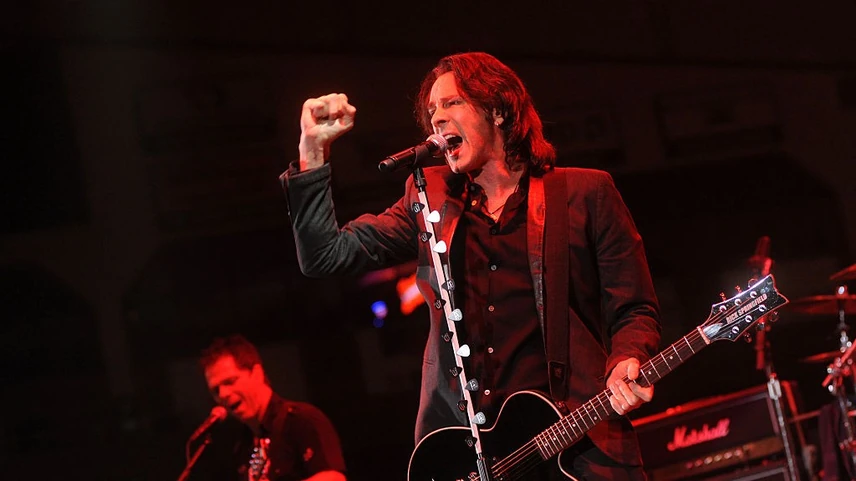 A fotón Rick Springfield 2011-ben, évtizedek óta áll a színpadon, és a fizikuma még a 80 felé közeledve is irigylésre méltó