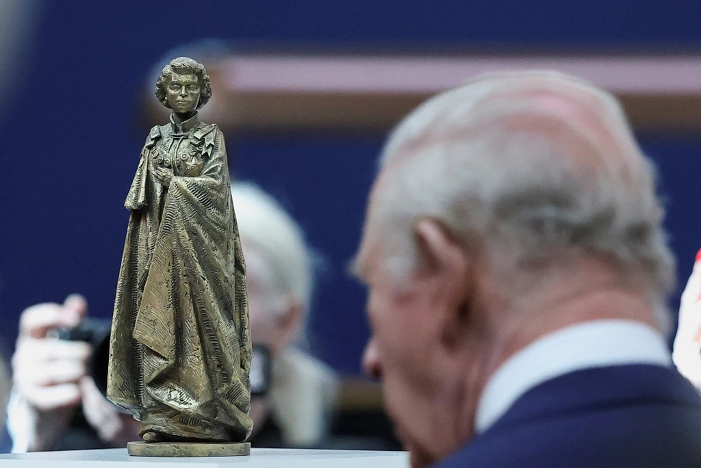 A vitatott szobor makettjét nézi III. Károly király (Fotó: Profimedia)