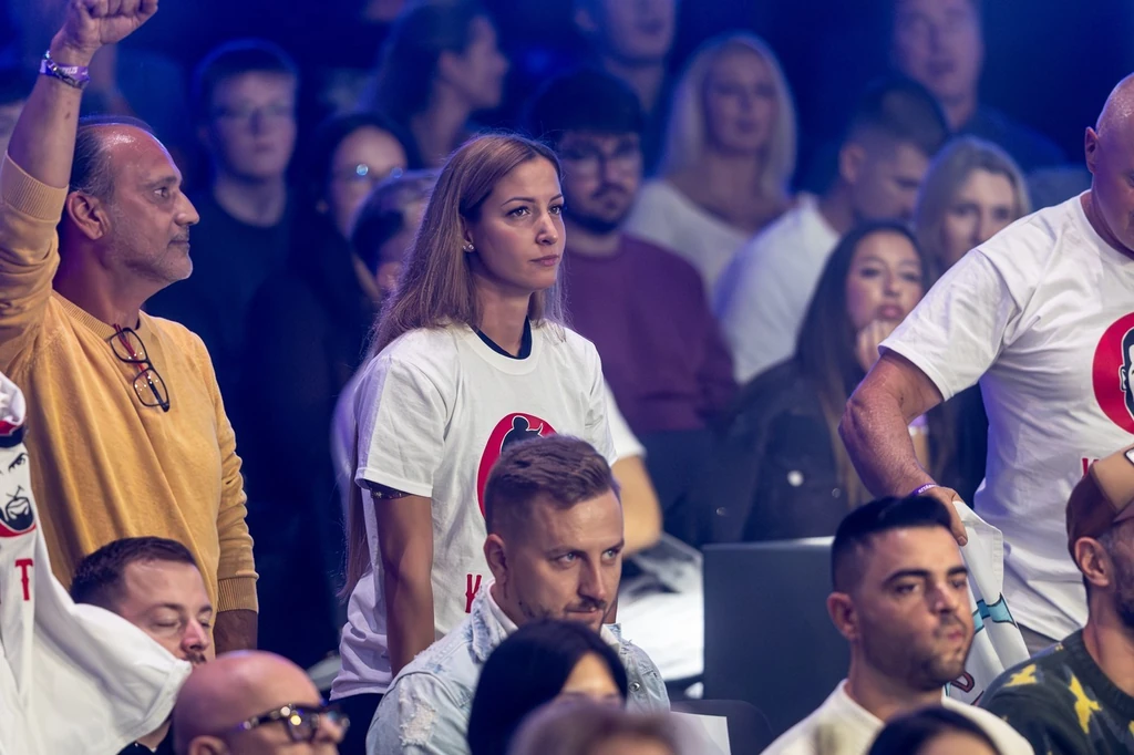 Zsemberi Liliána a helyszínen szurkolt Varga Viktornak a ring mellett