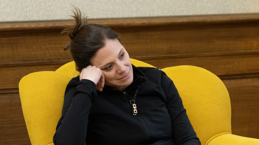 Szinetár Dóra csak nyaranta találkozik féltestvérével