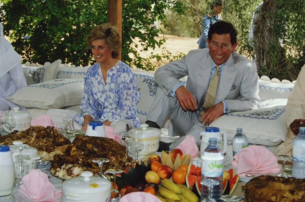 Károly és Diana zavartan nevetgélnek a bőséges asztal láttán 1989-ben az Egyesült Arab Emirátusokban