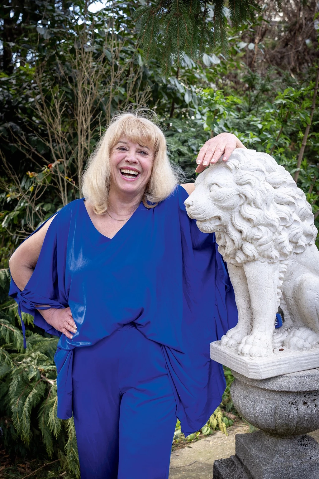 Sáfár Anikó a fák árnyékban hűsöl