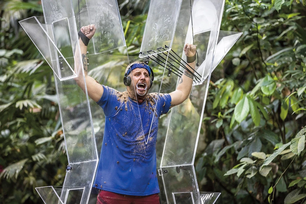 Kipeckelt szájjal kellett énekelnie (Fotó: RTL Sajtóklub/fotocentral.hu)