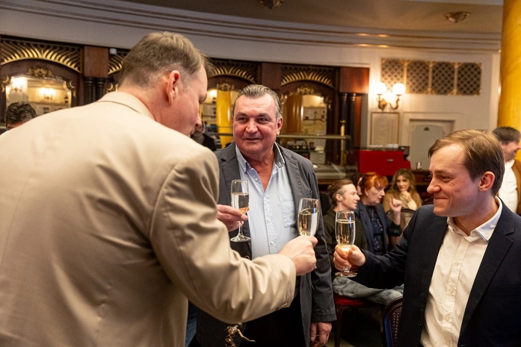 Fila Balázs és Fehér László is koccintott a díjazottal