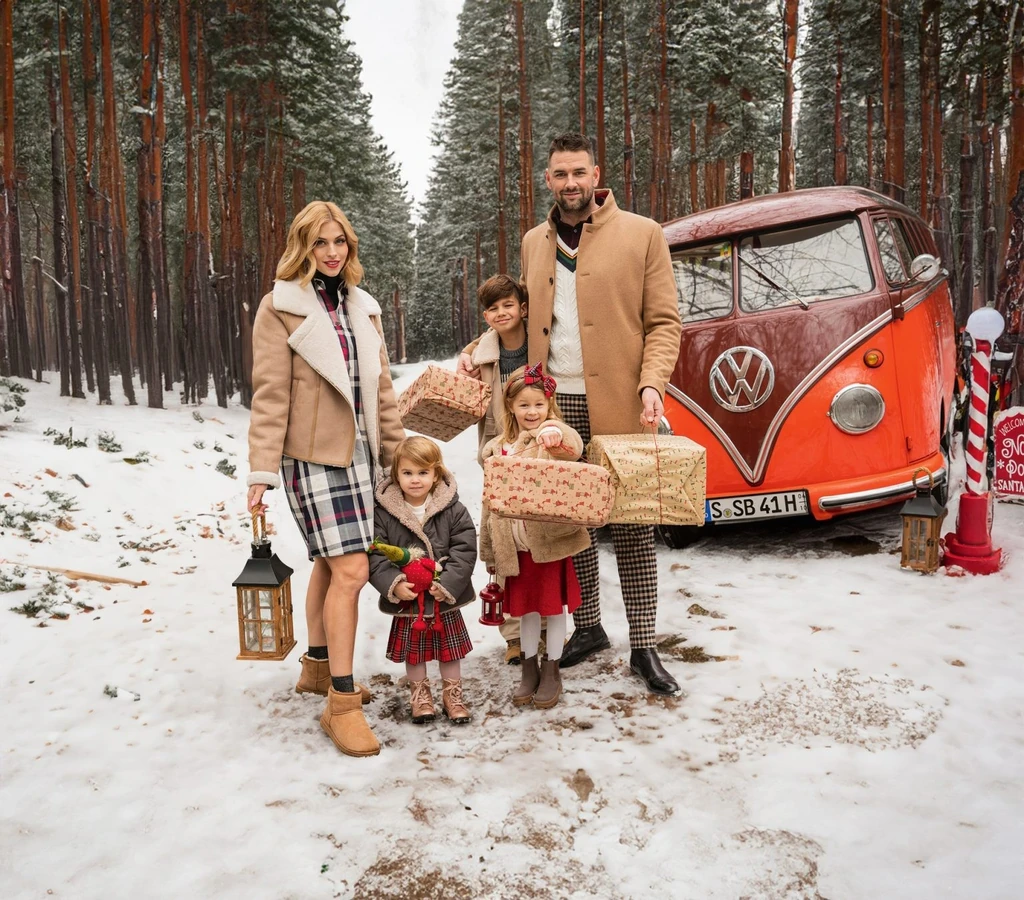Kucsera Gábor és Tápai Szabina gyermekeikkel (Fotó: Borzi Vivien)