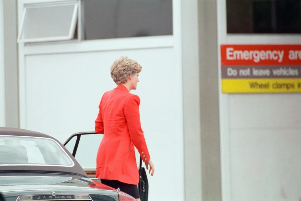 Diana hercegné érkezik sérült fiához a Royal Berkshire Kórházba 