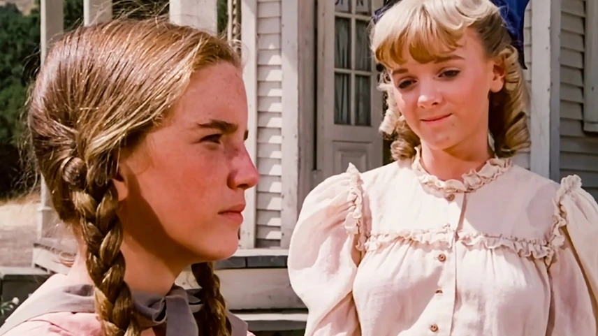 Alison Arngrim (jobbra) volt a sorozat gonosz kislánya, itt Melissa Gilberttel látható 