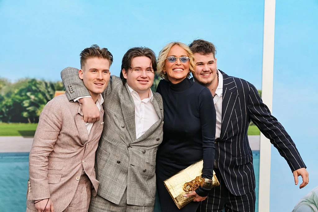 Sharon augusztusban a három fiával, Roan a bal szélen
