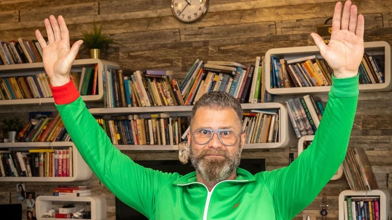 Ritkán látott édesanyjával szüretelt Herczeg Zoltán: anya és fia le sem tagadhatnák egymást