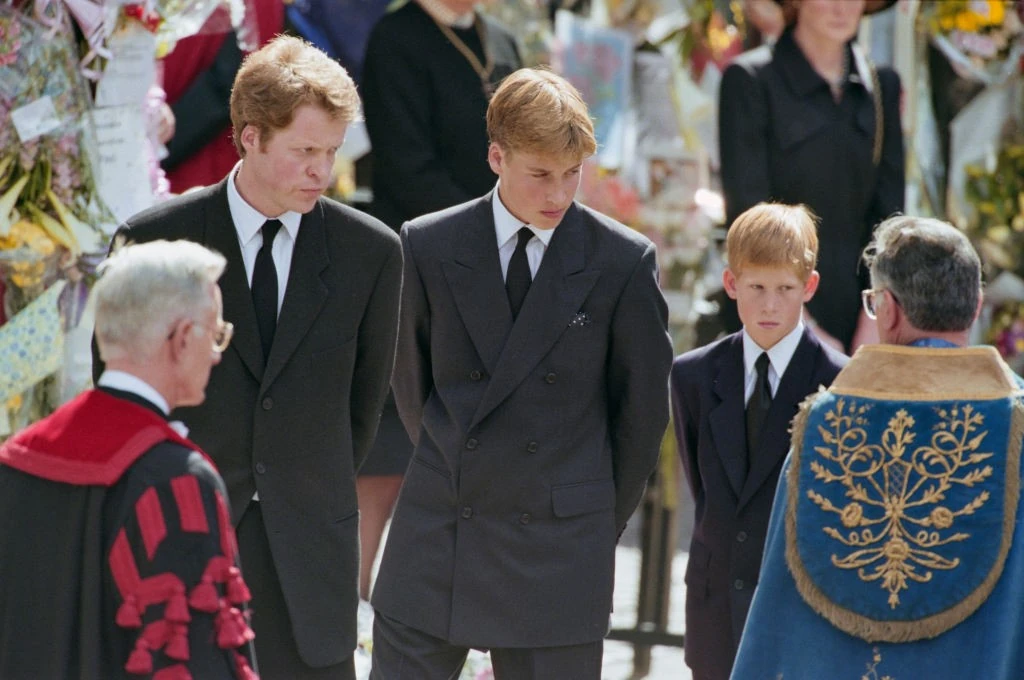 Charles Spencer és az unokaöccsei, Vilmos és Harry Diana hercegné temetésén 