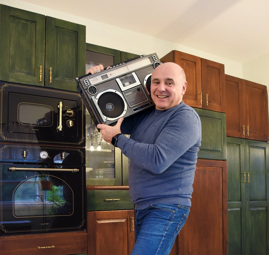 Ereklyeként őrzi a magnót, amit édesapja a hetvenes években Ausztráliából szerzett (Fotó: Olajos Piroska)