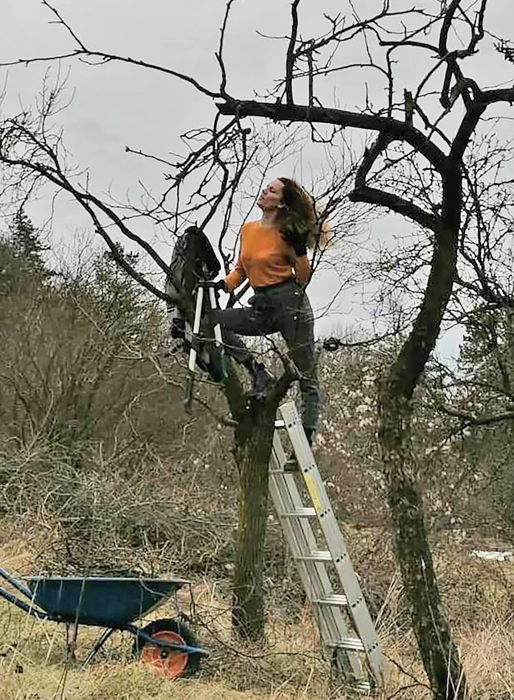 Kerekes Viktória a szövegkönyvet és a kijelölőfilcet metszőollókra, fűrészekre, ásókra, kapákra cserélte (Fotó: Archív)