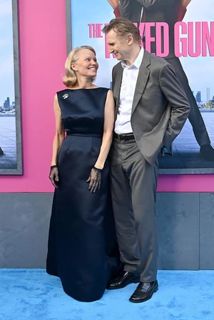 Pamela Anderson és Liam Neeson