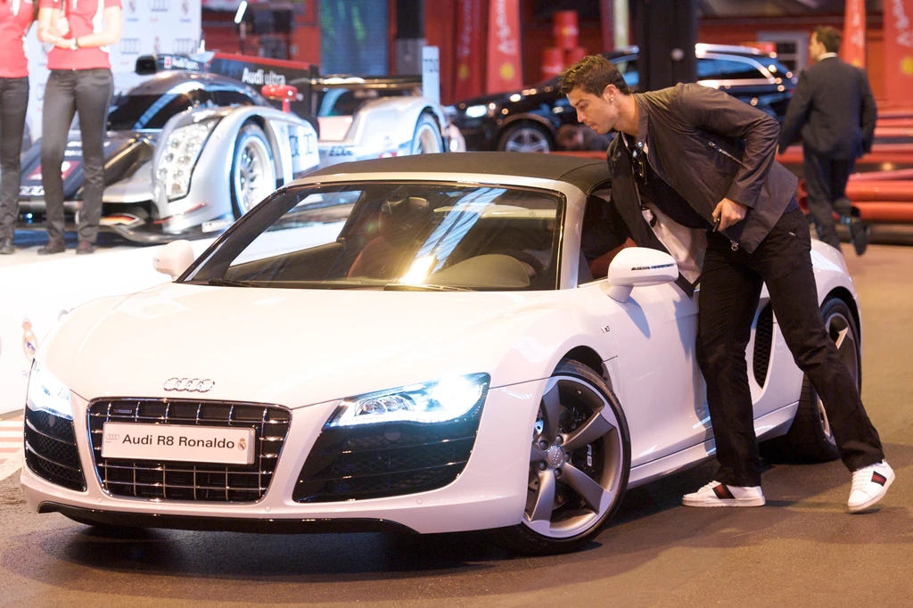 Cristiano Ronaldo itt épp egy 525 lóerős Audi R8 Spyder-t újított be, ami felszereltségtől függően 70–100 millió forintba kerül