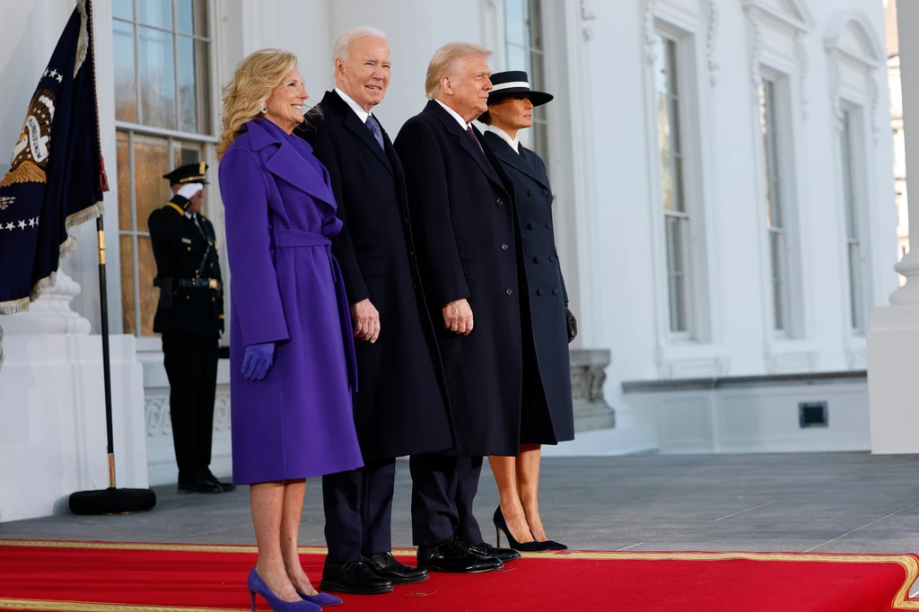 A leköszönő elnöki pár, Joe és Jill Biden és az újraválszatott Donald Trump, valamint Melania régi-új first lady