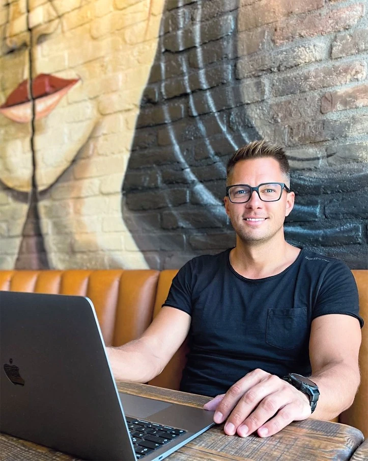 Az interneten is szívesen ismerkedik (Fotó: Archív)