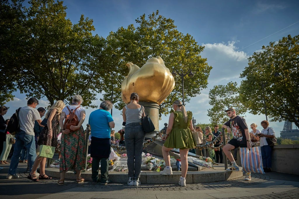 A Pont de l'Alma hídnál lévő műalkotás zarándokhely lett, ma is sokan emlékeznek itt Diana hercegnére (Fotó: Getty Images)