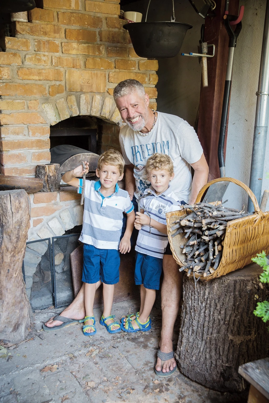 „Bízom benne, nem jön el az az idő, hogy petróleumlámpa fényénél tanuljanak a fiaim...” (Fotó: Birton Szabolcs/fotocentral.hu)