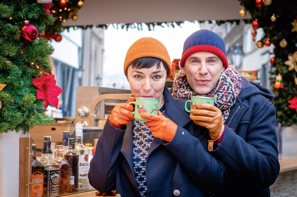 Járai Máté és felesége, Kíra a karácsonyi vásárban
