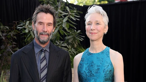 Keanu Reeves és Alexandra Grant egy Los Angeles-i kiállításon méjus végén