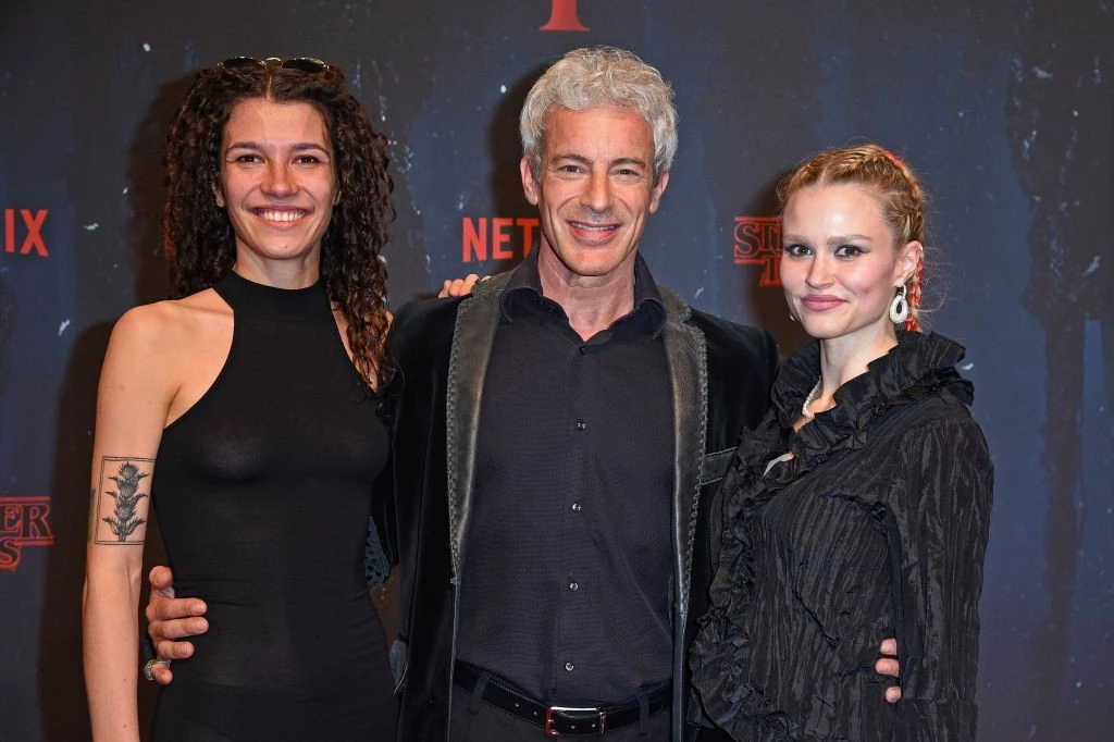 Már három éve a két barátnőjével együtt jelent meg egy premieren. A barna hölgy Sascha, a szőke Ann-Britt