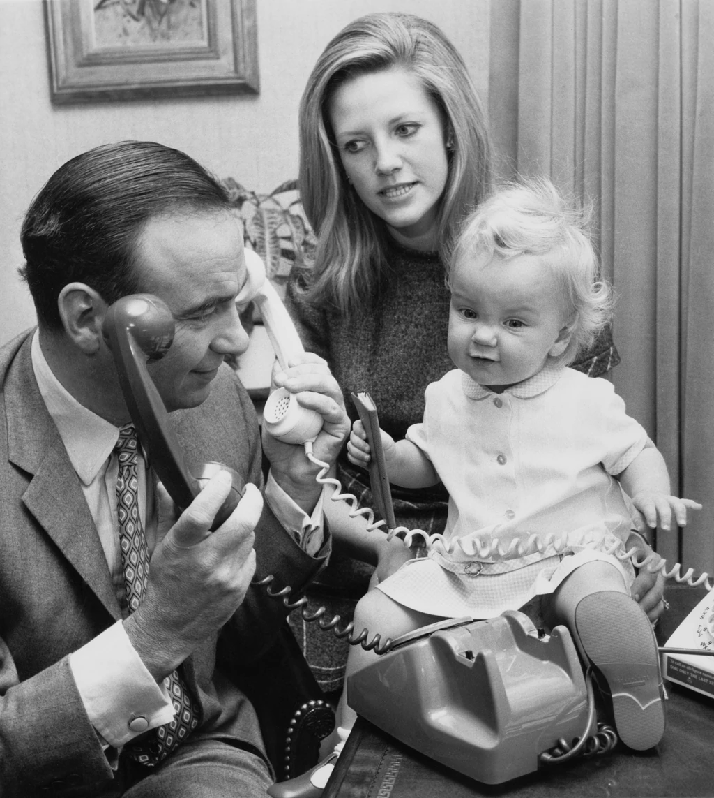 Rupert Murdoch és felesége Anna a kislányukkal, 1969-ben: későbbi válásuk a korszak legdrágábbja lett