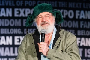 A Családi vakáció-filmek Eddie kuzinja, Randy Quaid a Golden Globe-díj ellenére sem élhetett mindig nagy lábon. Jogi és pénzügyi problémái után feleségével egy ideig egy lakókocsiban, majd egy korábbi házukat jogtalanul elfoglalva élt.
