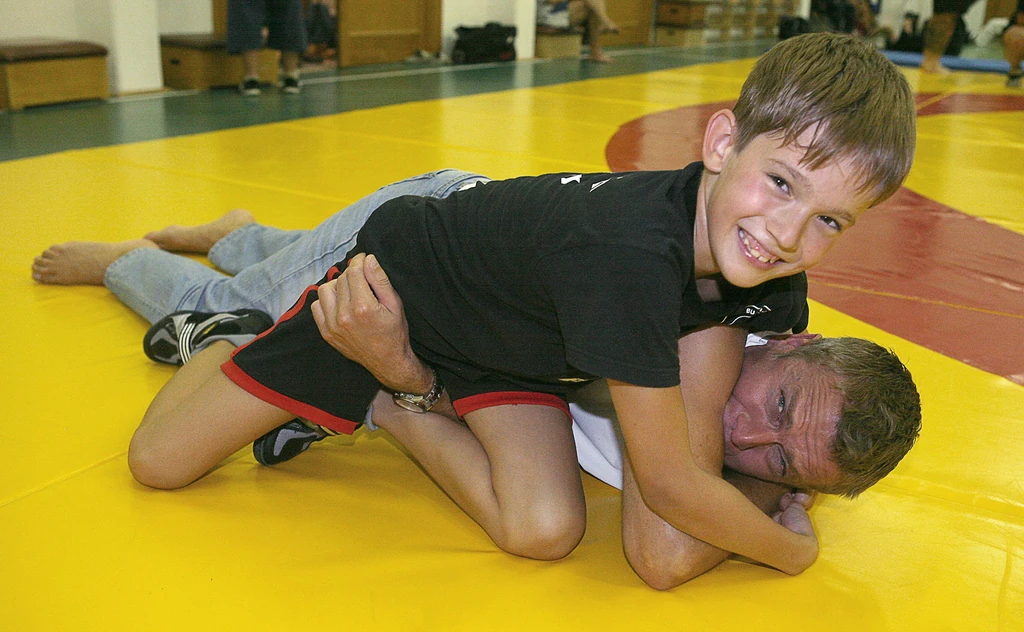 Édesapja, Rékasi Károly kemény legényt nevelt Zsigmondból