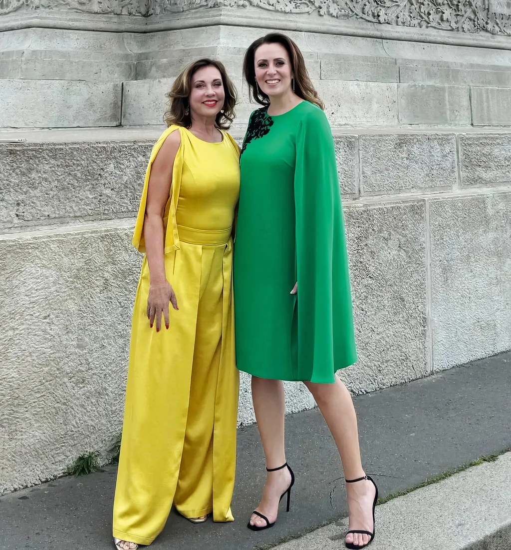 2024-ben még Rost Andrea és Csézy is szívesen viselt vibráló színeket