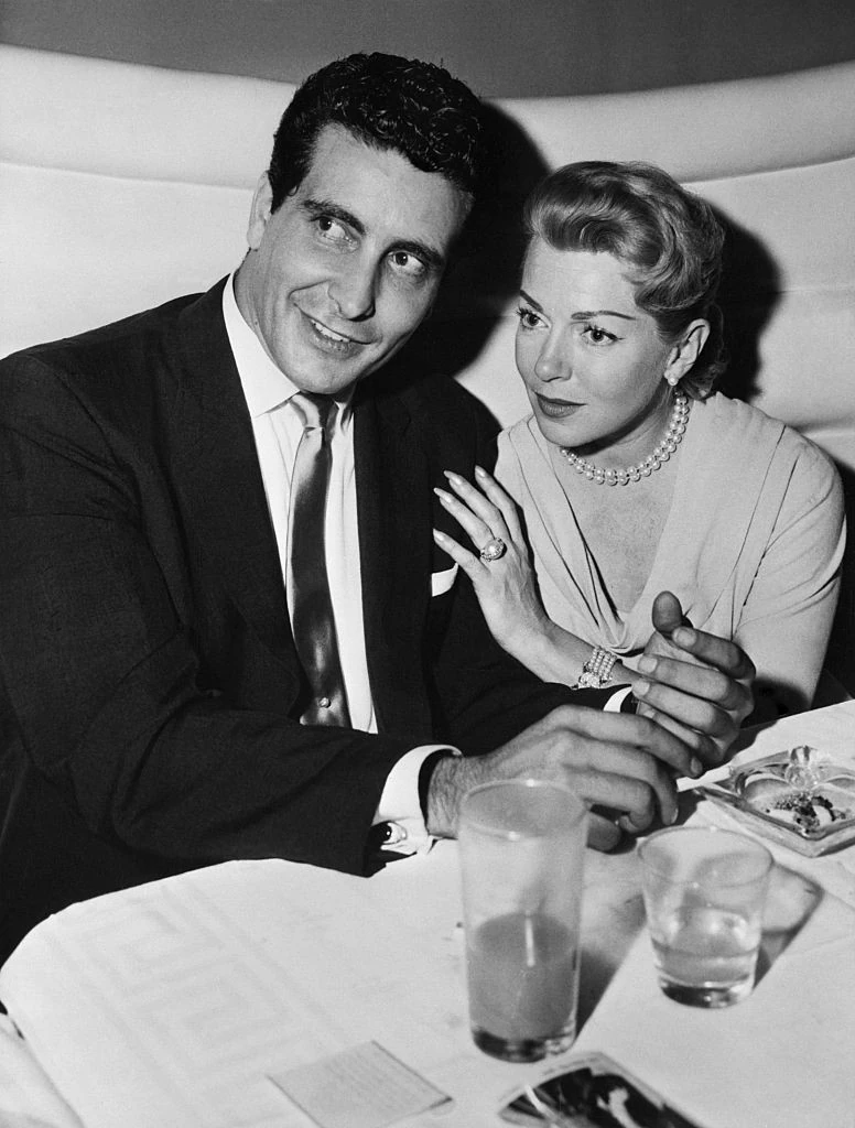 Lana Turner és Johnny Stompanato egy hollywoodi éjszakai bárban
