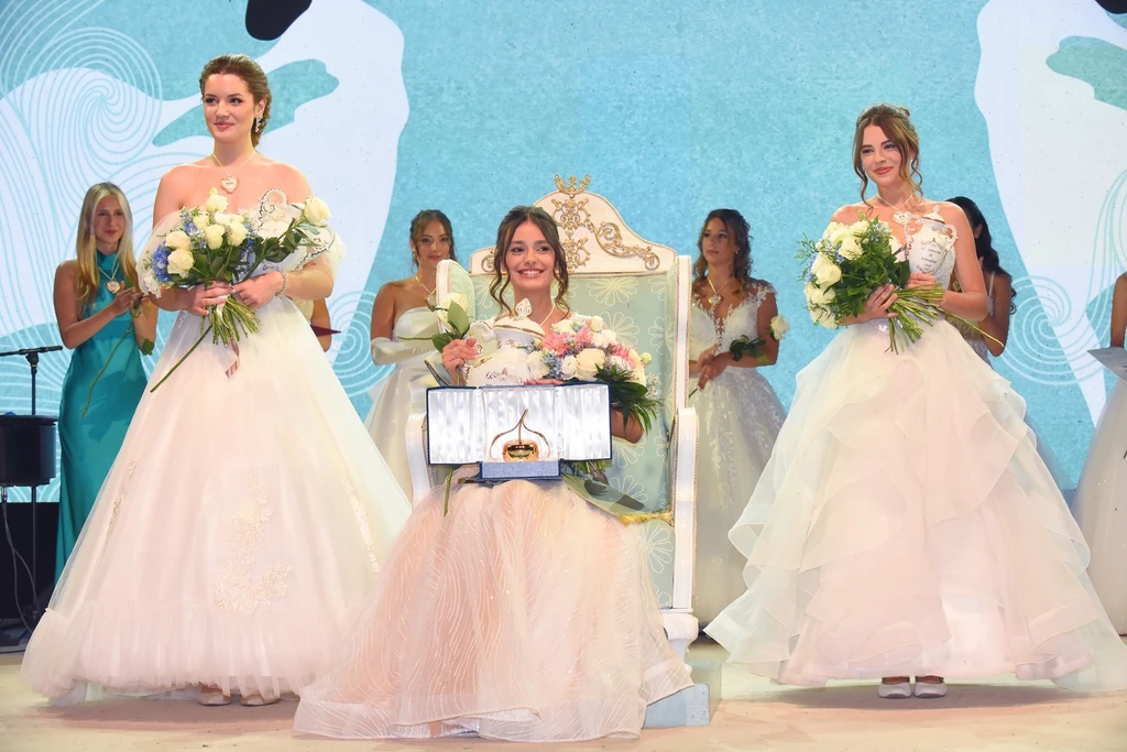 Windisch Laura (b) - első udvarhölgy, Szabó Laura (k) - bál szépe, Zsoldos Laura (j) - második udvarhölgye