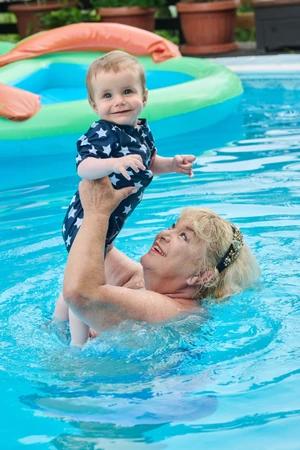 Oszvald Marika és unokája Vince