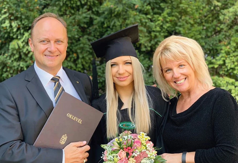 Szüleivel a diplomaosztón
