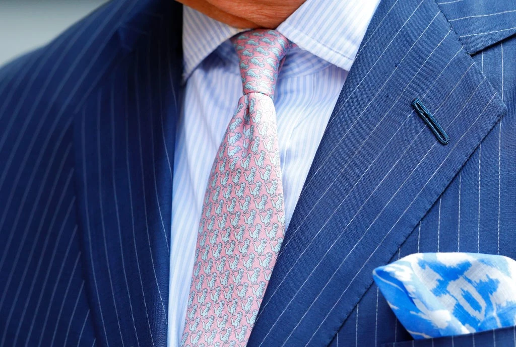 III. Károly nyakkendője, amin kis dinóminták vannak, azt üzeni, az uralkodó jól érzi magát a bőrében (Fotó: Getty Images)