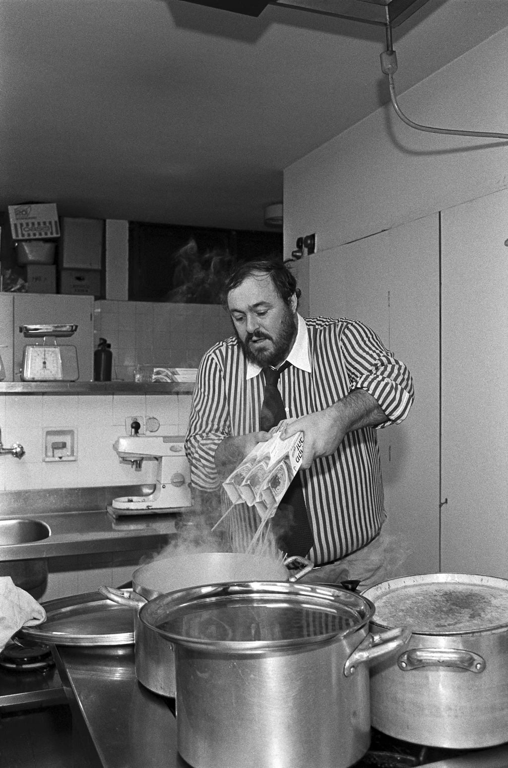 Luciano Pavarotti híresen szerette a hasát és az olasz konyhát. Állítólag egy alkalommal egy egész konyha beépítését rendelte el edinburghi lakosztályába, annak ellenére, hogy a Balmoral Hotelnek van egy Michelin-csillagos étterme