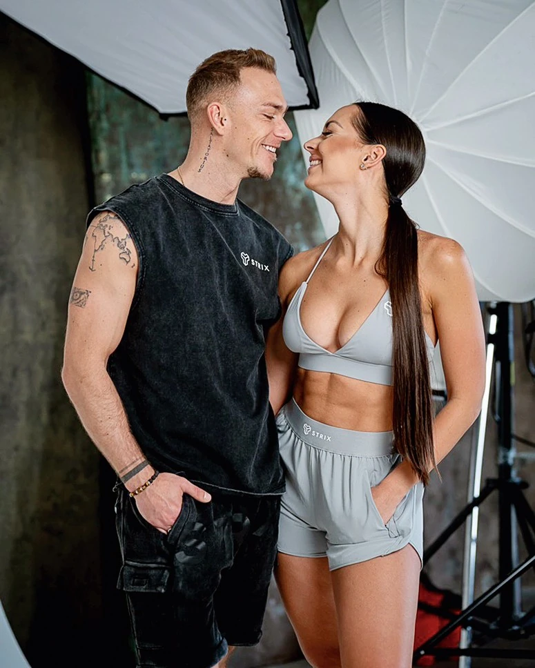 Suti András szerelme légiutas-kísérőként dolgozik