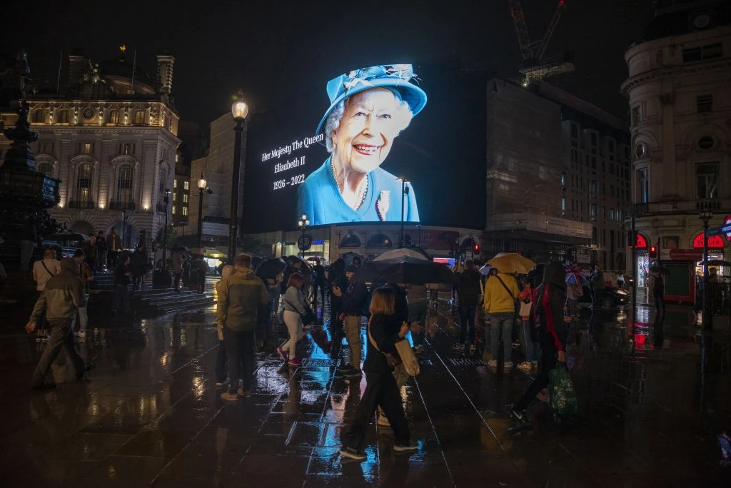 A Piccadilly Circus kivetítőjén is megemlékeztek a királynőről
