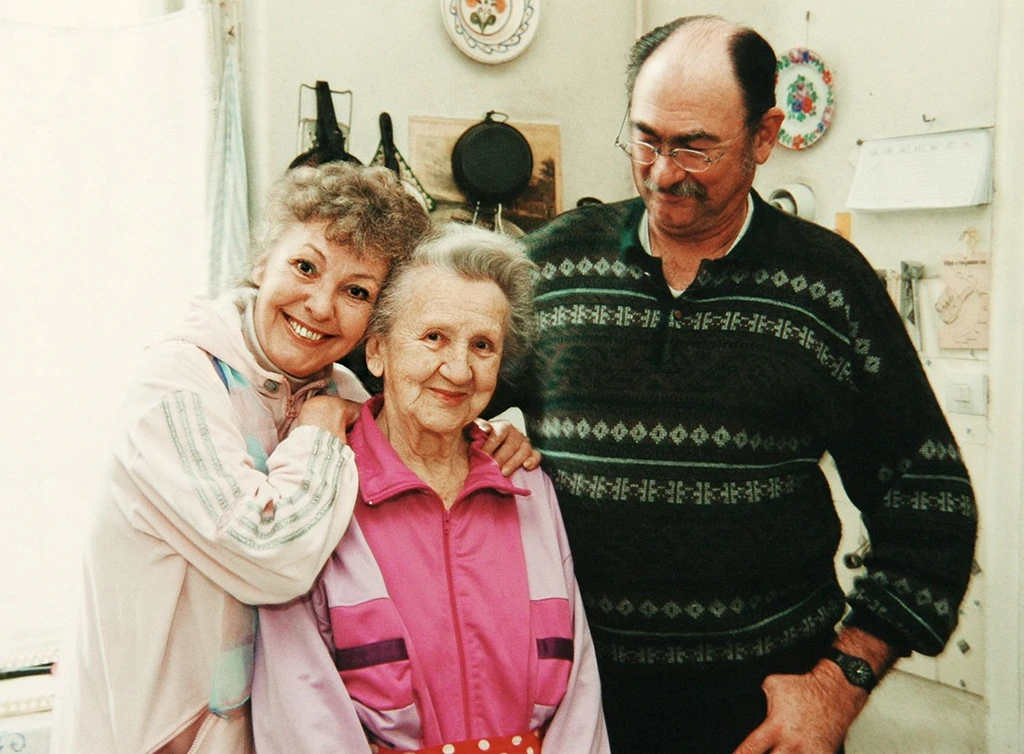 Édesanyjával és bátyjával (Fotó: Csibi Szilvia/fotocentral.hu)