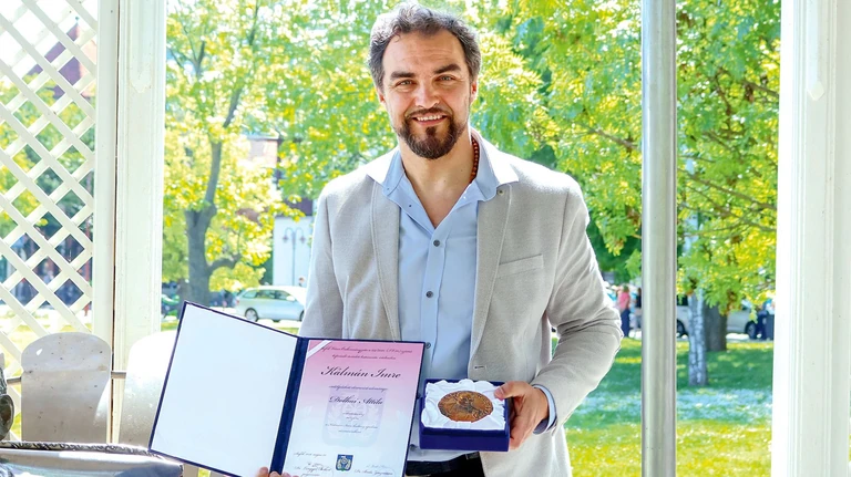 Dolhai Attila elhivatottságát nem várt elismeréssel jutalmazták: Kálmán Imre szülővárosában vehette át 
