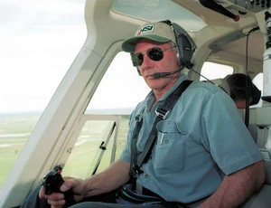 Harrison Ford többféle repülőgépre rendelkezik jogosítvánnyal, a modern gépektől kezdve a veterán repülőkig számos típust vezetett már. Az évek során több repülési incidens is emlékeztette arra, hogy a levegőben nincs helye a hibázásnak: 2015-ben például egy II. világháborús kisrepülő motorja hibásodott meg, a kényszerleszállás közben fejsérülést szerzett, és medencéje is eltört.