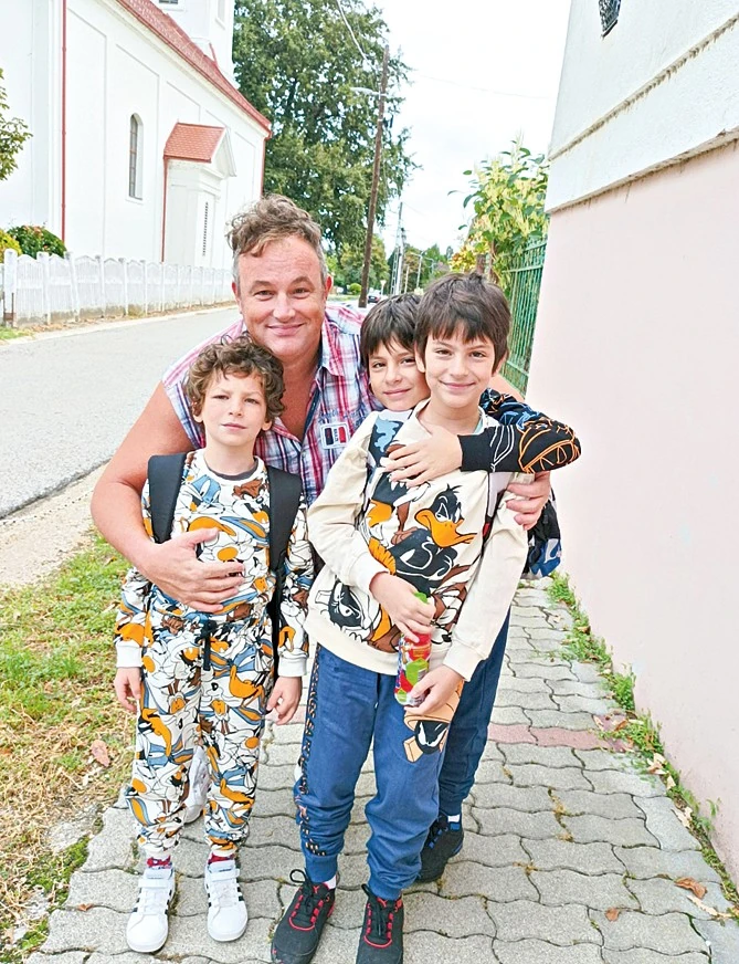 Három fiával nem él egy fedél alatt, de rengeteg időt töltenek együtt (Fotó: Archív)