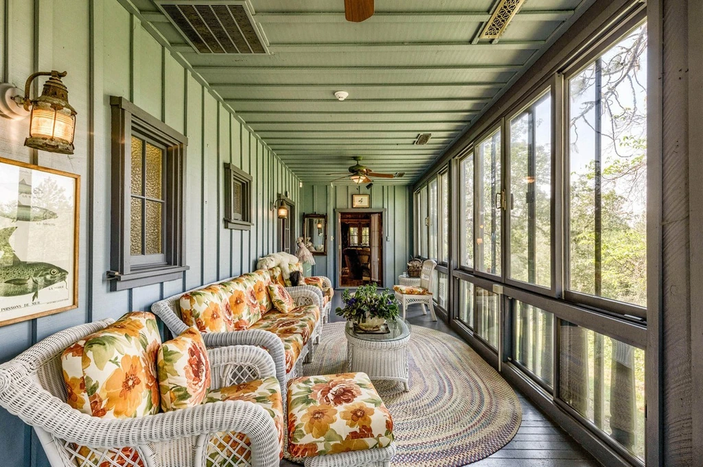 A zárt verandán üldögélve, remek kilátás nyílik a folyóra és a környező tájra (Fotó: Profimedia)