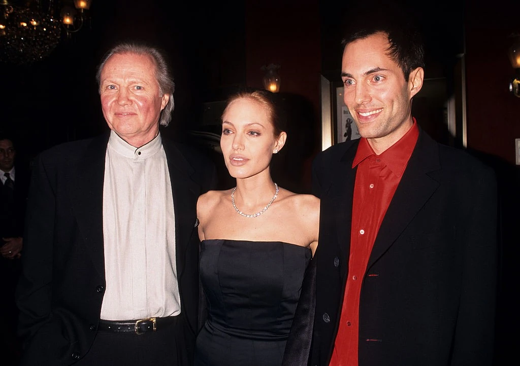 Angelina Jolie az apjával, Jon Voighttal és bátyjával, James-szel