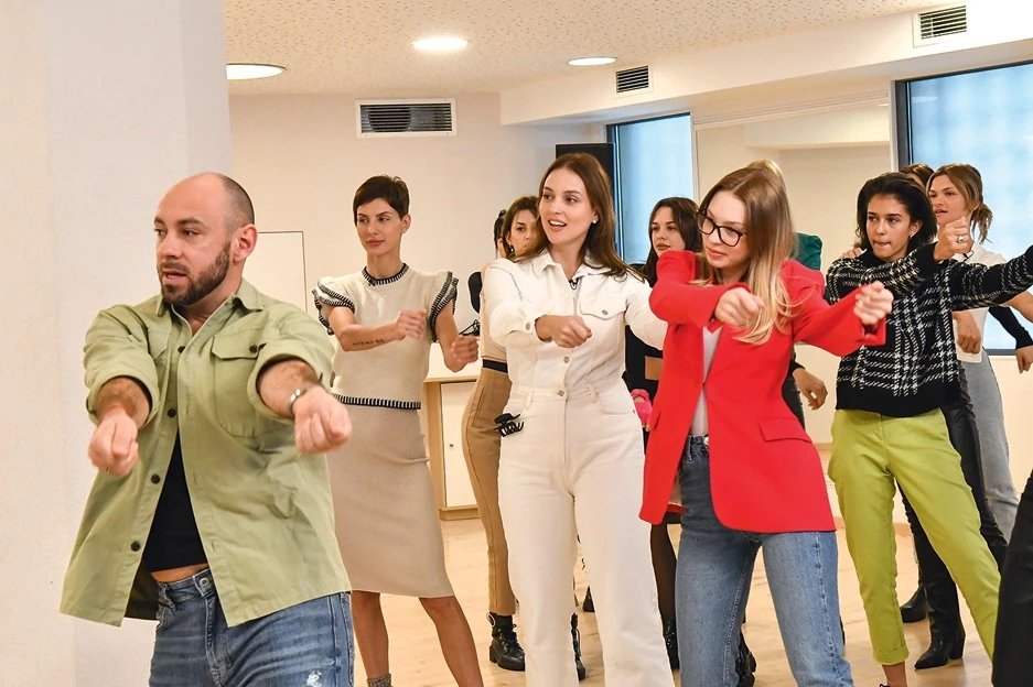 Vivi a forgatás egyik táncpróbáján a többi modellel (Fotó: Archív)