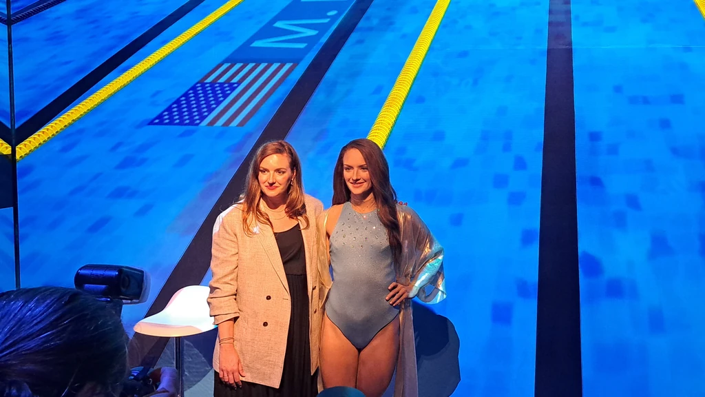 Hosszú Katinka személyesen tekintette meg a róla készült bábut (Fotó: story.hu)