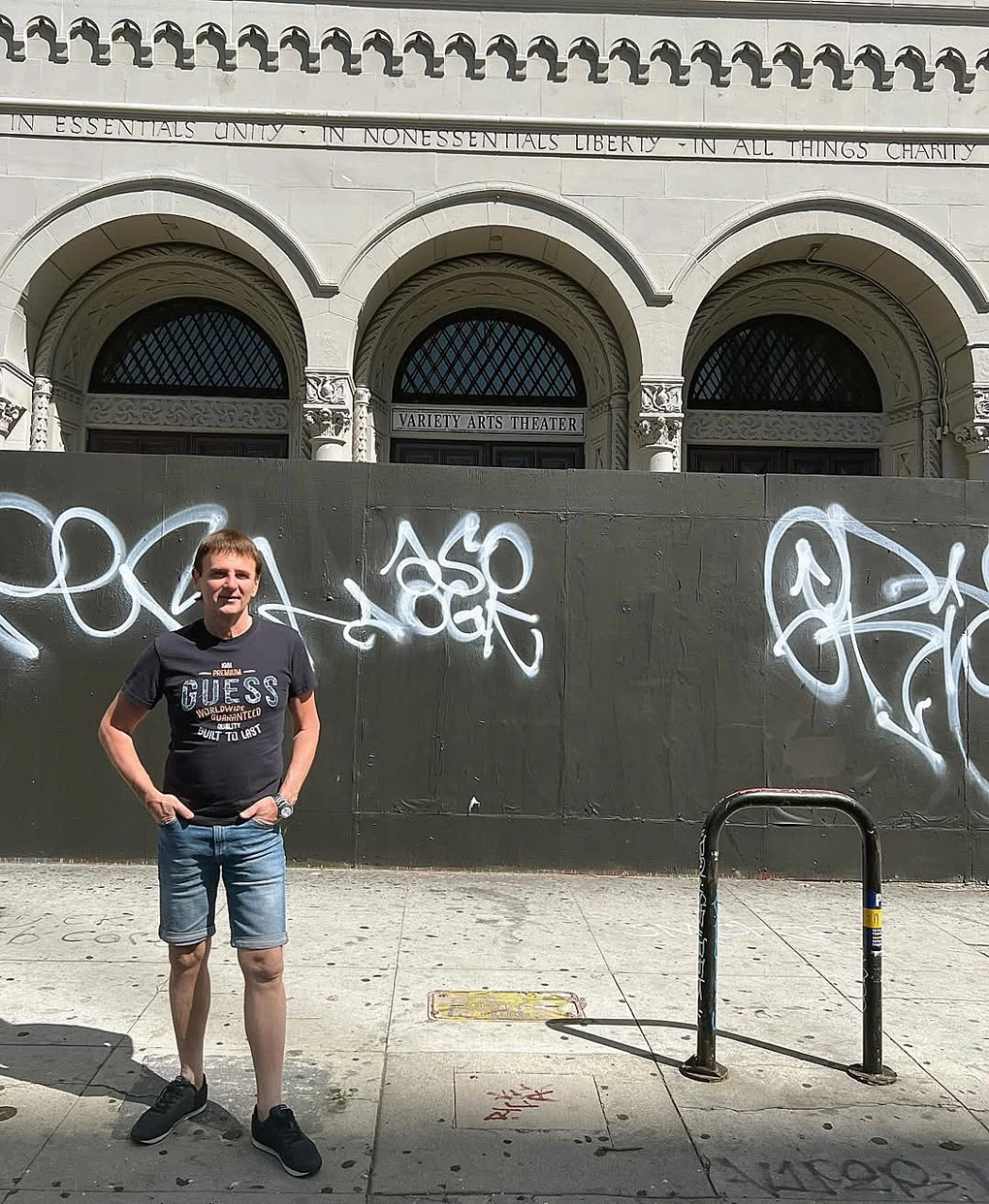 Épp felújítják az épületet, így csak a kordon előtt fotózkodhatott