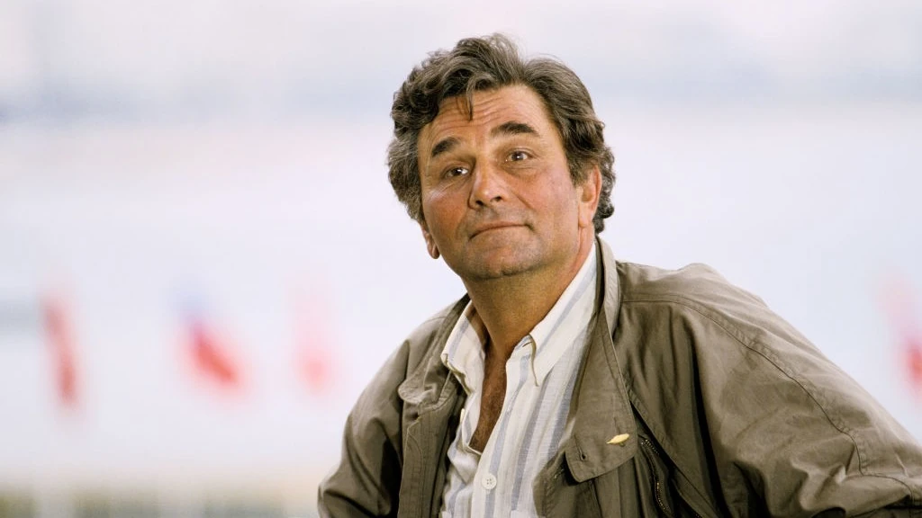 Peter Falk a nyolcvanas években. Leghíresebb szerepében mindig ballonkabátot viselt