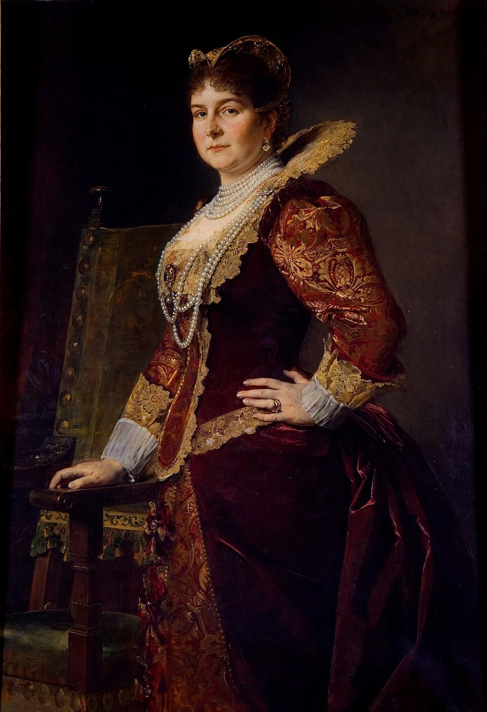 Lady Mary Hamilton a képen arany diadémot és álló csipkegalléros, bordó bársonyból és aranybrokátból készült ruhát visel