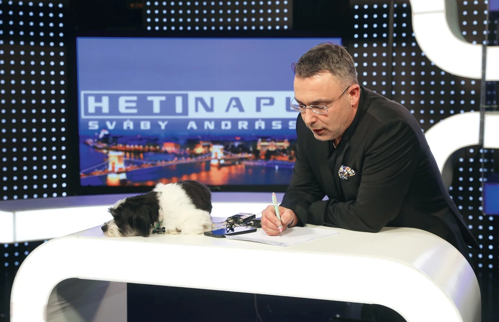 Karcsikával vezeti a Heti Naplót (Fotó: Korponai Tamás/fotocentral.hu)