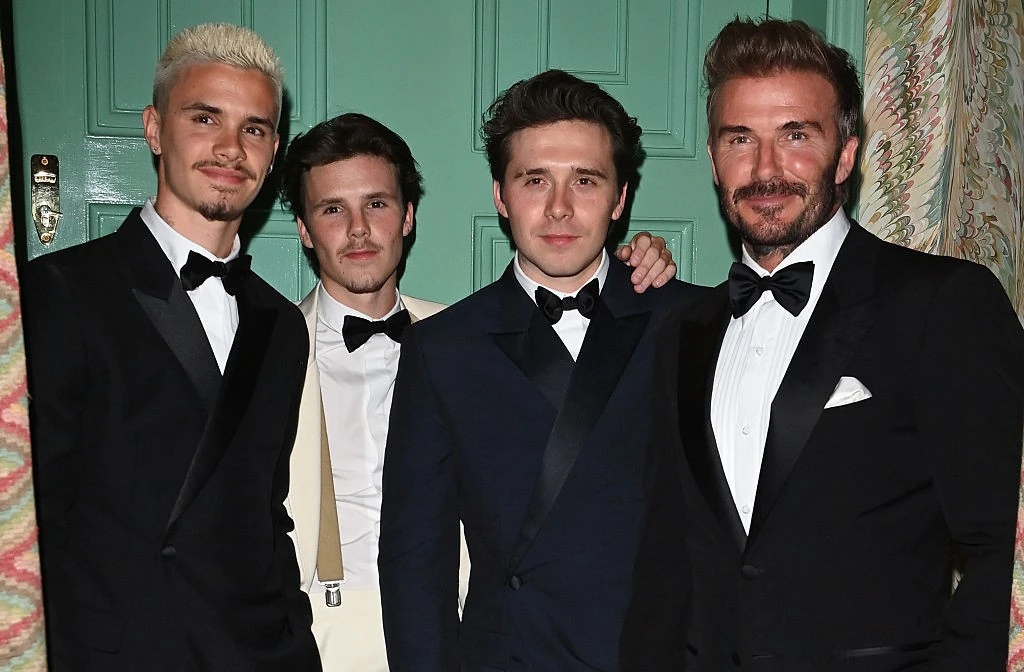 2024-ben Victoria 50. születésnapján még ott volt mind a három Beckham fiú, Brooklyn közvetlenül az apja mellett (Fotó: Getty Images)